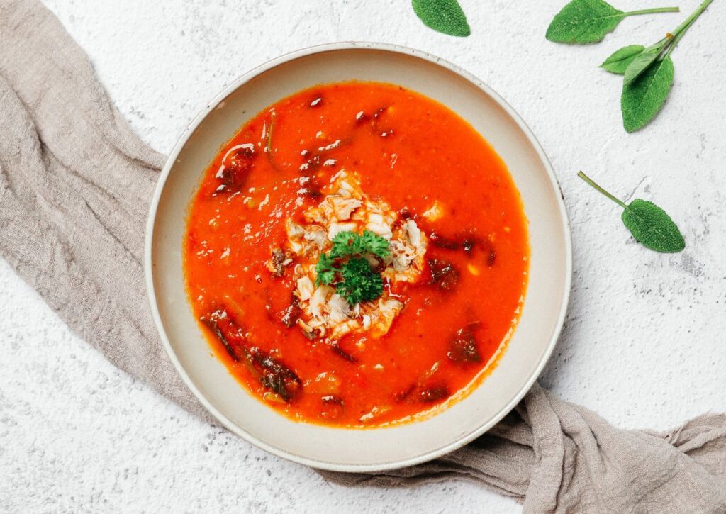 Maaltijdsoep_van_tomaat_met_salie_en_gerookte_makreel
