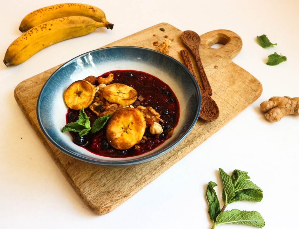 Roodfruit compote met bakbanaan en granola