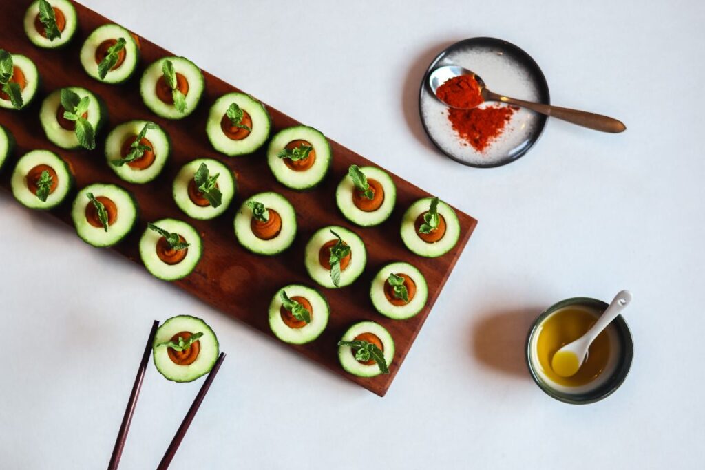 Komkommer gevuld met spicy zoete aardappel puree