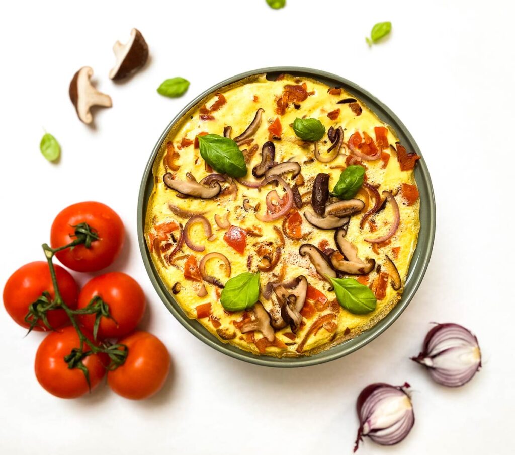 Pizza omelet met shiitake en basilicum